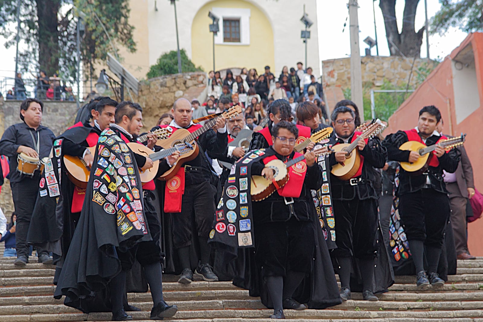 Callejoneada Universitaria fortalece la identidad y el orgullo UATx